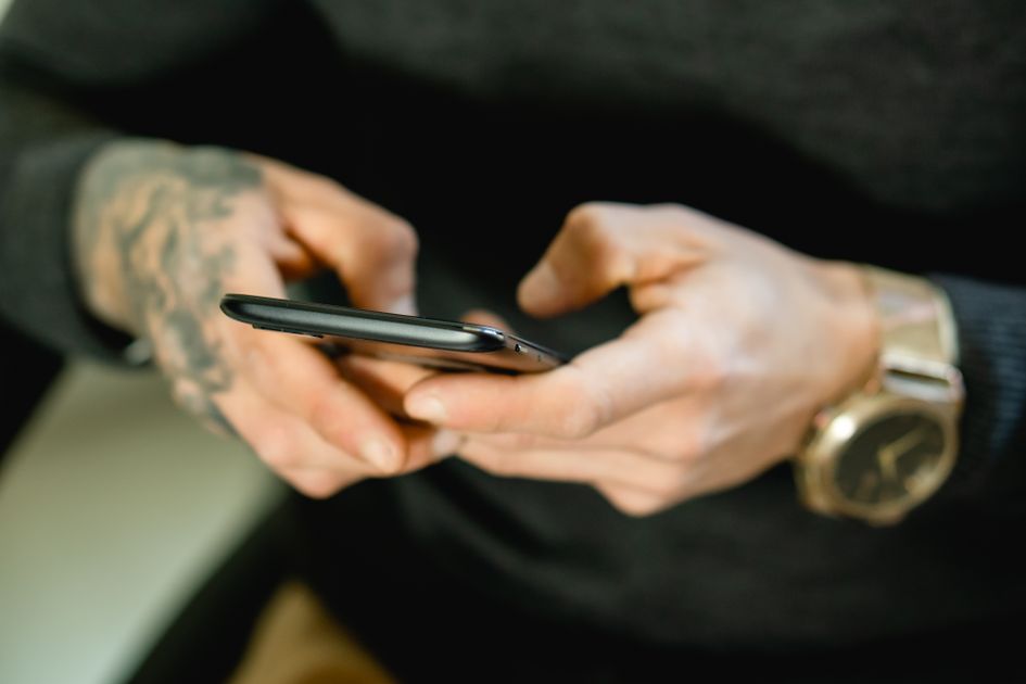 Hands holding a smartphone to reply to a message